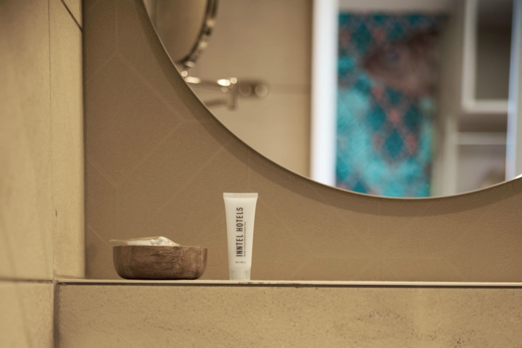 Inntel Hotels Den Haag Marina Beach - City View kamer badkamer spiegel