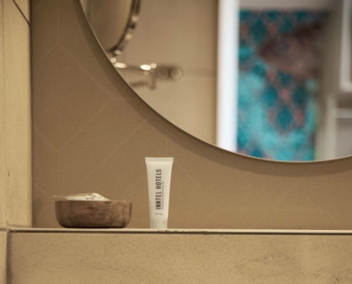 Inntel Hotels Den Haag Marina Beach - City View kamer badkamer spiegel