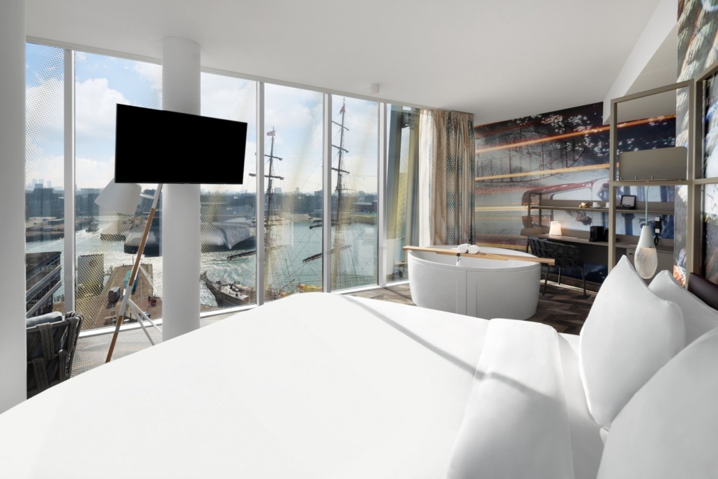 Inntel Hotels Den Haag Marina Beach - Wellness kamer - Hotelkamer met bubbelbad uitzicht